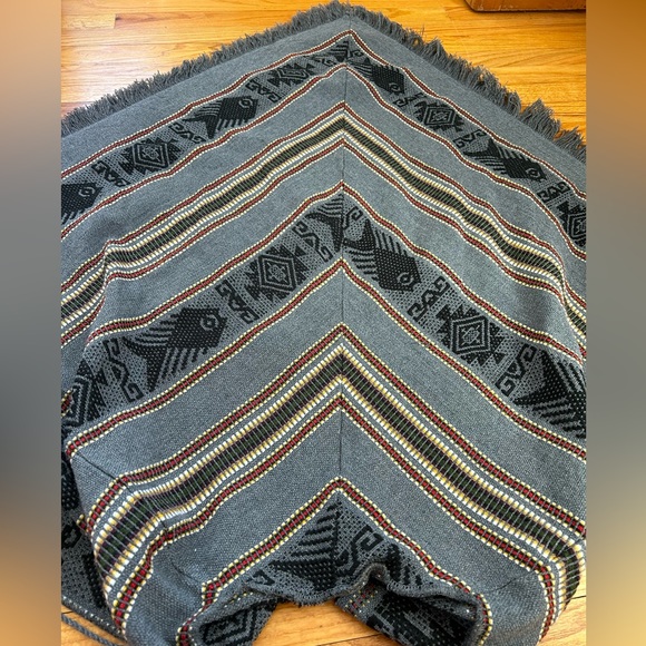 Tejidos Diaz- Gray Woven Ecuadorian Poncho - Picture 6 of 10